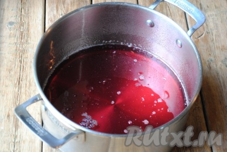 Проварить сироп с лимонным соком ещё 10-15 минут на медленном огне. 