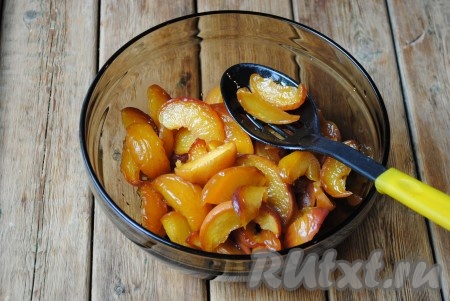 Остывшие персики выложить в миску. 