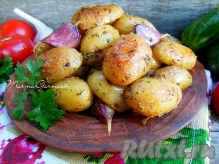 Аппетитную, вкусную, ароматную молодую картошку, запеченную в сметане в духовке, сразу же подавайте к столу. Кстати, чеснок, запеченный с картофелем, тоже получается вкусным.
