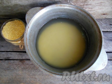 Варить кашу лучше всего в толстостенной глубокой кастрюле (я готовила в чугунной кастрюле). В кастрюлю выложите промытую крупу, залейте 3 стаканами горячей воды, поставьте на средний огонь, крышкой не накрывайте.