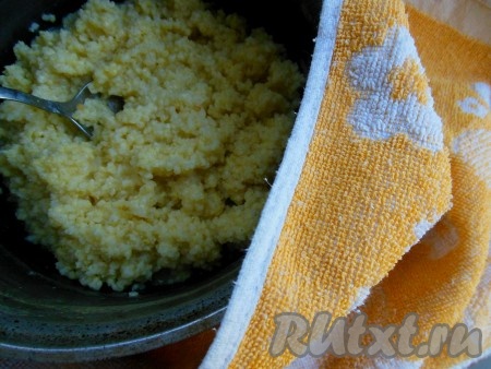 Затем уберите кастрюлю с плиты, добавьте топленое или сливочное масло, перемешайте, накройте крышкой и укутайте на 10-15 минут. За это время каша впитает в себя жидкость и набухнет.