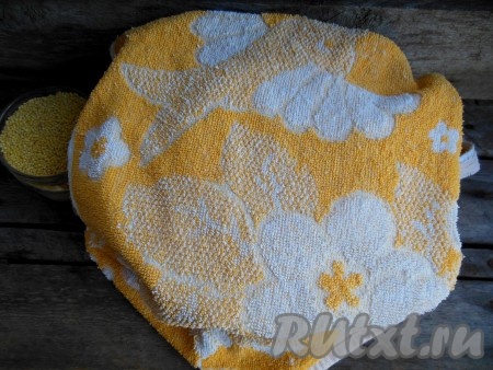 Затем уберите кастрюлю с плиты, добавьте топленое или сливочное масло, перемешайте, накройте крышкой и укутайте на 10-15 минут. За это время каша впитает в себя жидкость и набухнет.