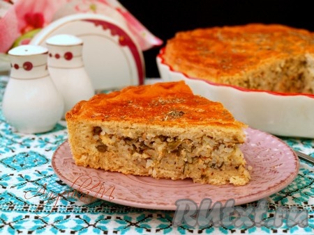 Пирог резать горячим не стоит, так как можно обжечься начинкой. Дать ему остыть до тёплого состояния, тогда он будет отлично держать форму и красиво выглядеть. Вкуснейший пирог с рисом и рыбными консервами подавать к столу и наслаждаться.
