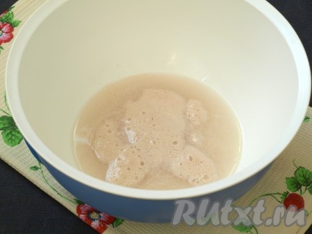 Рис желательно сварить заранее, чтобы к началу замеса теста он уже был остывшим. Для приготовления теста в миску налить тёплую воду, добавить дрожжи и сахар, перемешать и оставить минут на 15 (дрожжи должны запениться).