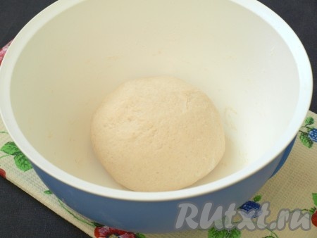 Затем руками домесить тесто, подсыпая оставшуюся муку. Тесто будет податливое и очень мягкое.
