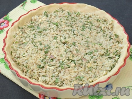 Разделить тесто на 2/3 и 1/3. Смазать растительным маслом форму для запекания, выложить большую часть теста, распределить руками по форме, сформировав бортики. Дно наколоть вилкой. Выложить начинку и разровнять.
