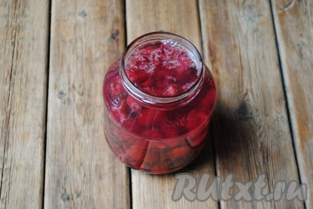 800-900 миллилитров воды довести до кипения, влить в банку с малиной, заполняя баночку кипятком до самого верха.&nbsp;