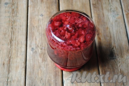 Получившимся сиропом залить банку с малиной до самого верха. Сразу же её закатать (или закрутить) крышкой и перевернуть дном вверх.