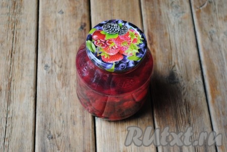 Прикрыть банку простерилизованной металлической крышкой (чтобы простерилизовать крышку, её нужно прокипятить в течение 3 минут с момента закипания воды). Оставить банку с малиной и водой на 10-15 минут.