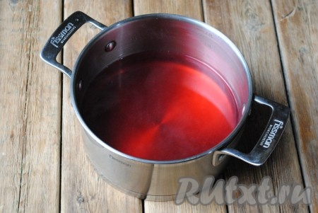Затем воду из банки аккуратно слить в кастрюлю (ягоды при этом должны остаться в банке).&nbsp;