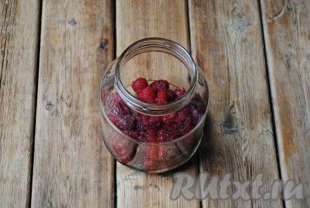 Малину вымыть и выложить в чистую сухую банку.&nbsp;Стерилизовать банку не надо, так как мы будем её заливать кипятком.