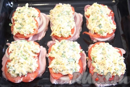 Разложить помидоры поверх лука, затем выложить&nbsp;сырно-горчичную массу. Закрыть противень фольгой и поставить в разогретую духовку. Запекать мясо в течение часа при температуре 180 градусов.