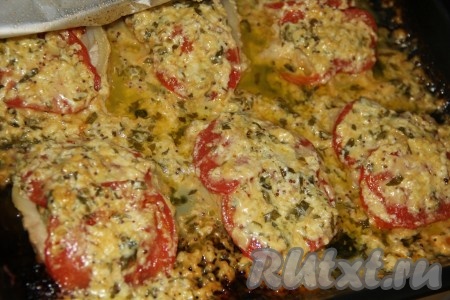 Готовое мясо достать из духовки и переложить на тарелку. Очень вкусные, ароматные и нежные отбивные из свинины с помидорами и сыром получились, с пикантной горчичной ноткой.