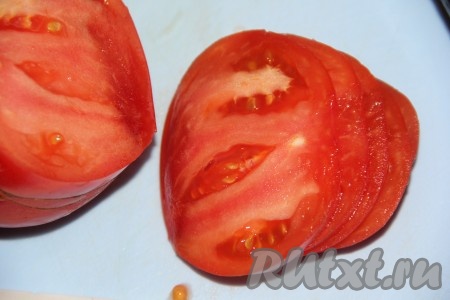 Помидоры вымыть и тонко нарезать кружочками.
