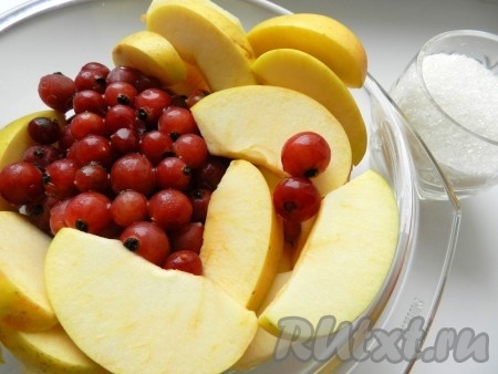 Яблоки вымыть, нарезать дольками, очистить от семян. Крыжовник помыть. Если используется свежий - его нужно очистить от веточек.