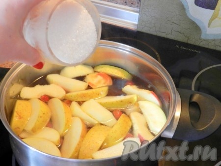 Постепенно добавить сахар. Сахара для компота может понадобится больше или меньше - ориентируйтесь по своему вкусу.
