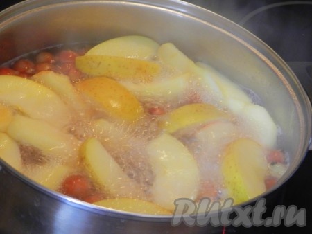Когда компот из яблок и крыжовника снова закипит, накрыть крышкой и варить на медленном огне примерно 10-15 минут.