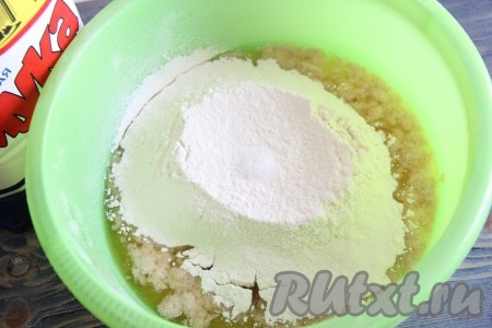 Затем перелить опару в глубокую миску, всыпать муку и соль.
