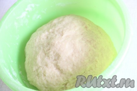 Замесить нежное и мягкое тесто, выложить его в миску и оставить часа на 2 в тёплом месте. 