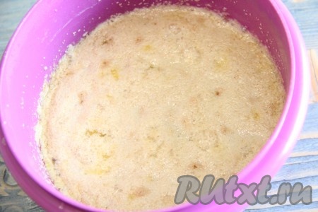 Маргарин и сливочное масло растопить и слегка остудить. В глубокой миске соединить тёплое топлёное молоко, тёплое молоко, растительное масло, растопленные маргарин и сливочное масло. Добавить сахар, яйцо и дрожжи, хорошо перемешать, накрыть пищевой плёнкой и оставить опару на ночь при комнатной температуре. Опара поднимется и на поверхности образуется пышная шапка.