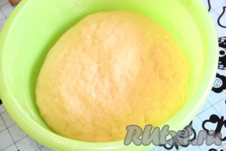 За это время тесто поднимется.
