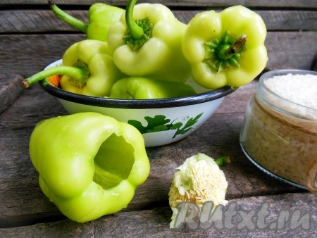 Для того чтобы очистить болгарский перец от семенной коробочки, вдавите плодоножку во внутрь перца, а затем достаньте ее. Перец промойте под проточной водой.