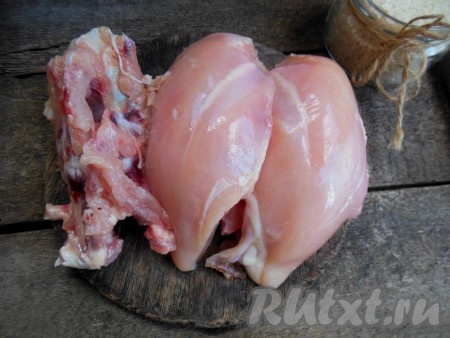 Фарш для этого блюда можно взять покупной или приготовить его из куриного мяса. Я готовила фарш из куриной грудки, отделив мясо от костяного каркаса (из кости можно сварить первое блюдо).