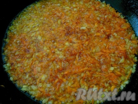 Обжарьте морковку с луком, время от времени помешивая, на растительного масле на среднем огне до золотистого цвета.
