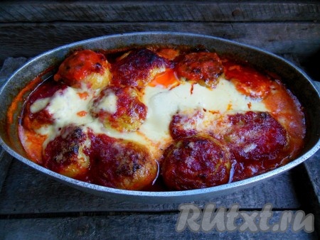 Отправьте перцы, фаршированные куриным фаршем, запекаться в предварительно разогретую до 170-180 градусов духовку на 40-50 минут (если используете стеклянную форму для запекания - отправляйте ее в холодную духовку). За 5-7 минут до готовности форму с перцем достаньте и положите сверху сметану (по 2-3 столовые ложки на каждую форму) и снова уберите в духовку.