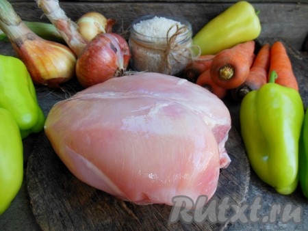 Подготовить ингредиенты для приготовления перцев, фаршированных куриным фаршем, в духовке