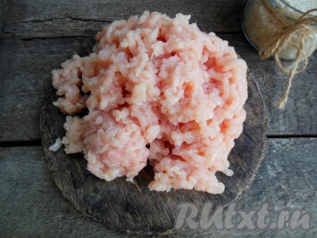 Куриное мясо пропустите через мясорубку.