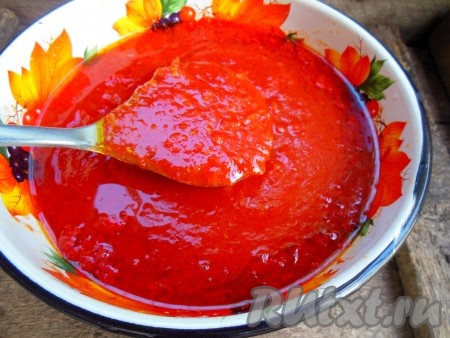 3-4 столовые ложки обжаренных овощей отложите в сторону, они нам понадобятся для фарширования перцев. На сковороду к оставшимся обжаренным морковке с луком добавьте томатный сок, томатную пасту, сахар и соль, доведите подливу до кипения, уменьшите огонь и проварите 2-3 минуты.