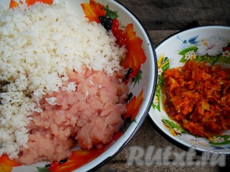 Соедините сваренный до полуготовности рис, черный молотый перец, соль и фарш, добавьте остывшие 3-4 столовые ложки моркови, обжаренной с луком, которые мы откладывали, хорошо перемешайте. Начинка для фарширования перцев готова.