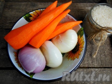 Очистите морковку и лук.