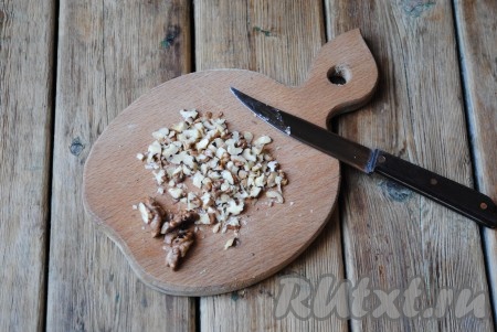 Шапочку, которую мы срезали, нужно превратить в крошку (это легко сделать с помощью кухонного комбайна или же можно разломать руками). Грецкие орехи перебрать и подсушить на сухой сковороде, помешивая, в течение 1-2 минут. Затем орехи остудить и порубить ножом на крупные кусочки. 