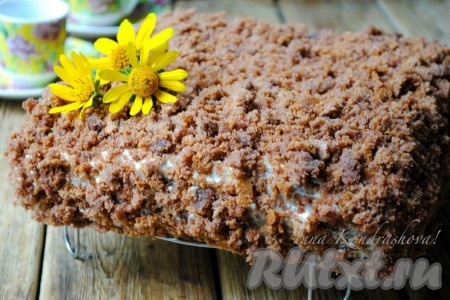 Очень вкусный, шоколадный торт со сметанным кремом "Поль Робсон" готов. Отправить его в холодильник на 2 часа, чтобы он остыл и пропитался. 
