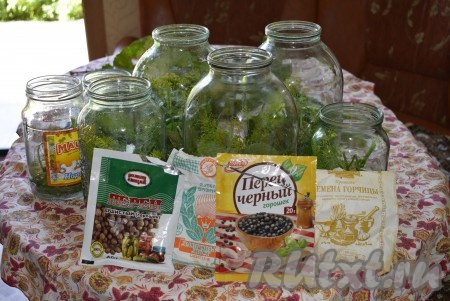 Зубчики чеснока нарезать на пластины и поместить в банку, добавить острый перчик по вкусу и перец горошком.
