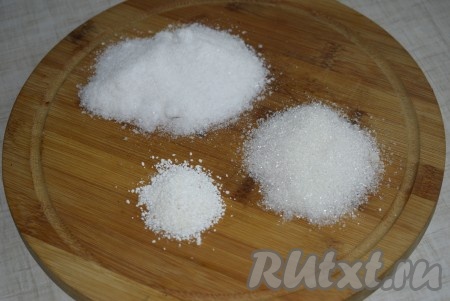 Затем воду вылить (она не понадобится) через дуршлаг, чтобы не потерять перчик и чеснок. Потом засыпать прямо в банку следующие ингредиенты (на 3-х литровую банку): 2 столовые ложки с горкой соли, 1 столовую ложку без горки сахара, 1 чайную ложку с небольшой горкой лимонной кислоты.