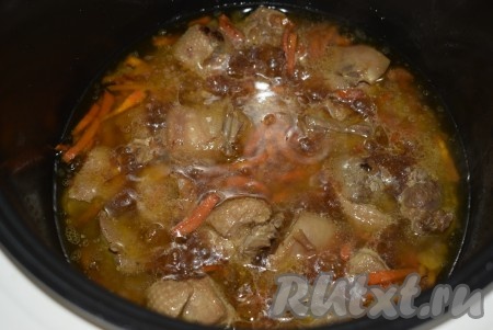 Затем налить немного кипятка (чтобы мясо было практически полностью покрыто водой), закрыть крышку мультиварки и на режиме "Варка" готовить утку с овощами, примерно, 30 минут. По истечении времени мясо должно стать мягким.
