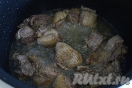 Включить мультиварку на режим "Жарка", выбрать вид продукта "Мясо". Налить в чашу мультиварки растительное масло и разогреть его. В горячее масло выложить кусочки утки и жарить, периодически помешивая, минут 15 (до золотистого цвета).
