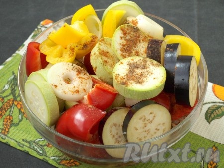 Овощи добавить к мясу, посыпать чёрным молотым перцем.
