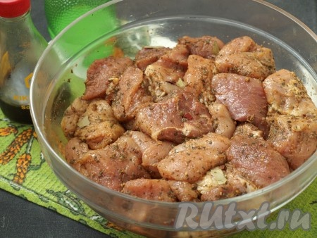 Сложить кусочки свинины в миску, добавить приправу для шашлыка и тщательно помять мясо руками. Затем добавить измельчённые лавровые листья, сок лайма, соевый соус и оливковое масло, перемешать ещё раз.
