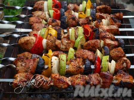 Жарить наши вкусные шашлыки из свинины с овощами на мангале на "седых" углях, постоянно прокручивая, чтобы не подгорели овощи. Готовность свинины можно определить, разрезав кусочек мяса ножом, - если свинина в разрезе будет без розового оттенка, значит мясо готово. Время приготовления во многом зависит от жара углей. Мясо и овощи получаются очень сочными, вкусными и ароматными.
