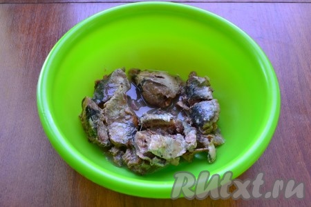 Заранее отварить в кожуре картофель до готовности (на варку обычно требуется минут 20-25 с момента закипания воды, готовая картошка будет легко прокалываться ножом), остудить. Сварить вкрутую яйцо (в течение 10 минут с момента начала кипения воды), полностью очистить. Рыбные консервы выложить в миску, слив лишнее масло. Если в рыбе есть крупные кости, их нужно будет удалить.