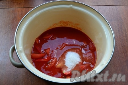 В кастрюлю нарезать помидоры дольками. Томатную пасту развести водой и добавить к помидорам. Сюда же всыпать соль и сахар. Поставить кастрюлю на огонь, довести до кипения, уменьшить огонь до минимума и варить минут 10 с момента закипания.