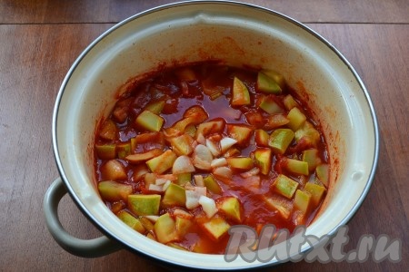 Все перемешать и снова поставить на огонь. Варить овощи 15 минут с момента закипания на небольшом огне, иногда помешивая. Далее добавить измельченный чеснок и варить еще 15 минут.
