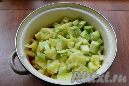 Болгарский перец, очищенный от семян, нарезать на небольшие кусочки. Молодые кабачки (их можно не очищать от кожуры) нарезать кубиками. Когда помидоры проварятся 10 минут, добавить в кастрюлю болгарский перец, кабачки и растительное масло.