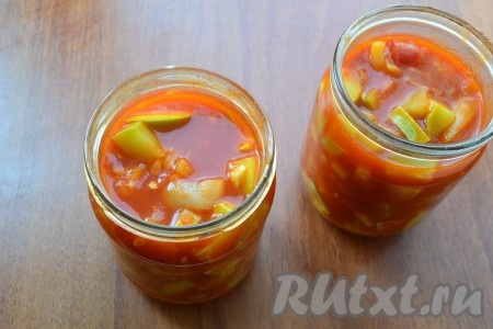 В конце варки влить уксус, перемешать и выключить газ. Овощи разложить по простерилизованным баночкам.
