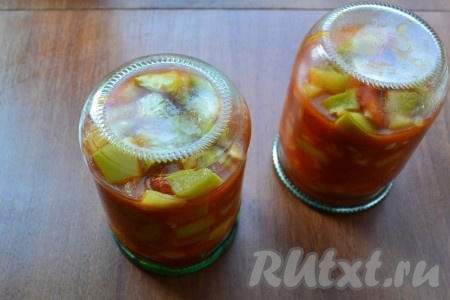 Закатать прокипяченными крышками, банки перевернуть.
