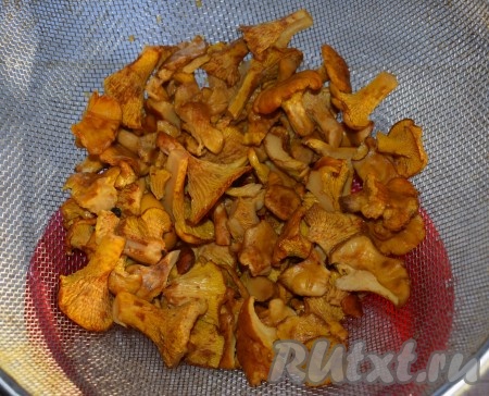 Затем сливаем рассол через дуршлаг и промываем лисички под холодной водой. Оставляем грибы в дуршлаге, чтобы стекла лишняя влага.